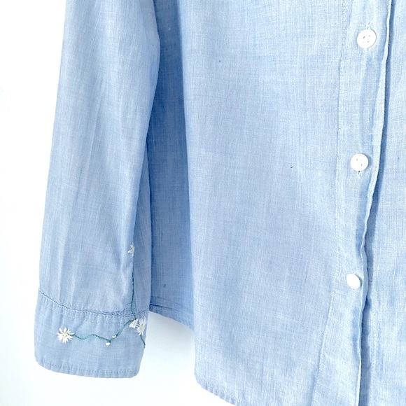 Hand embroidered daisy vine Gap light blue long sleeve shirt. Size M - Picture 3 of 7